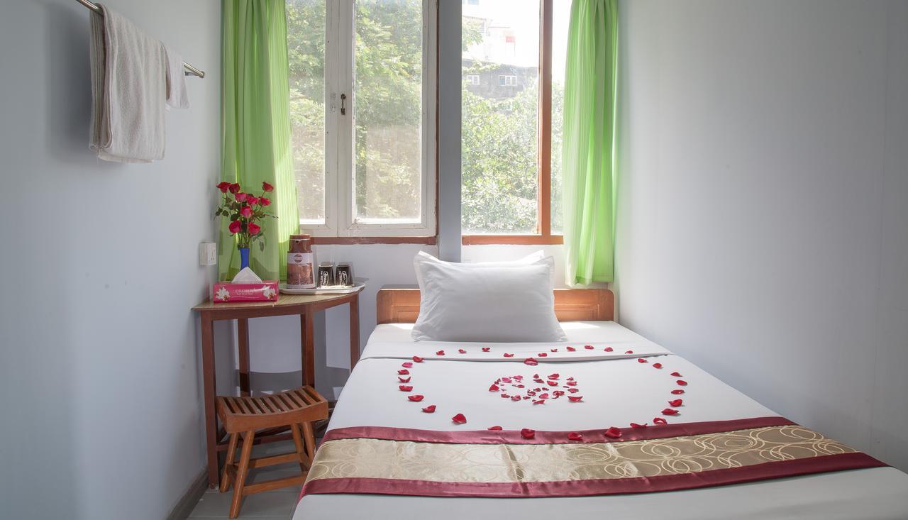 Mother Land Inn 2 Янгон Экстерьер фото